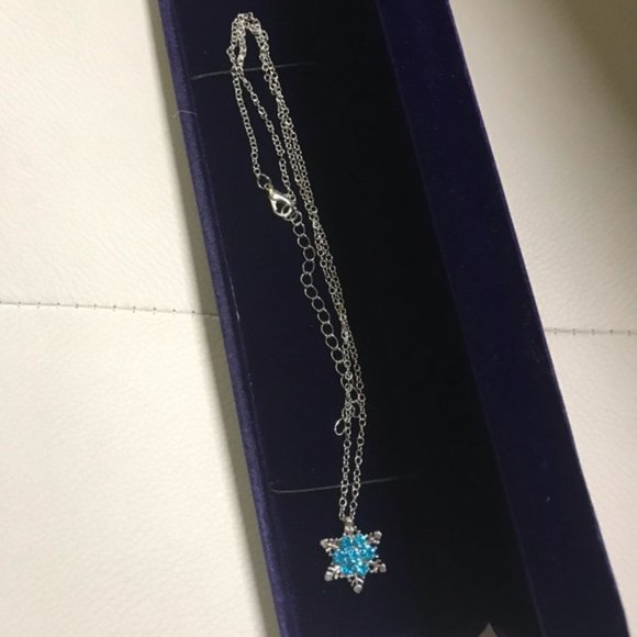 NEW! Snowflake ❄️ Necklace - Picture 3 of 4
